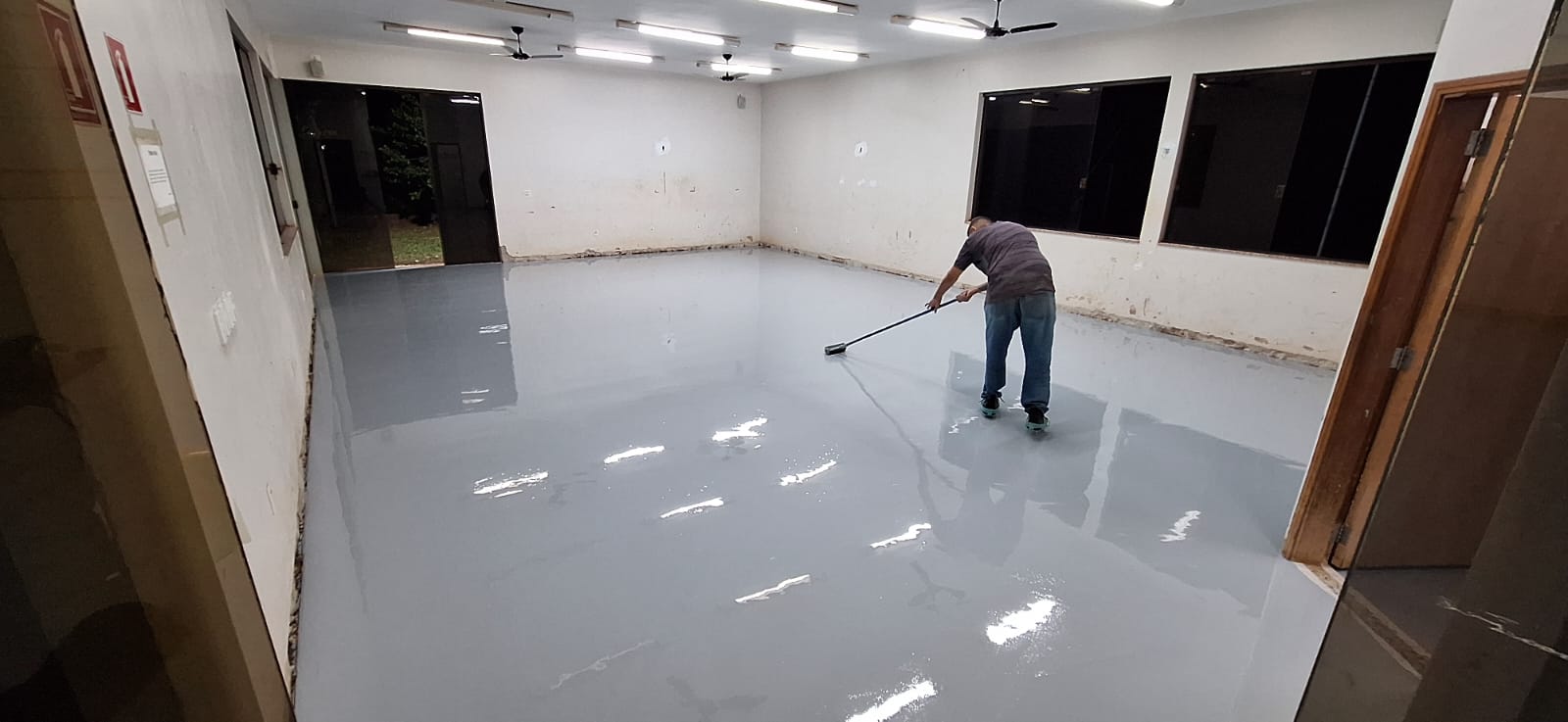 Piso Epóxi Acabamento Final Espelhado em Galpão Industrial